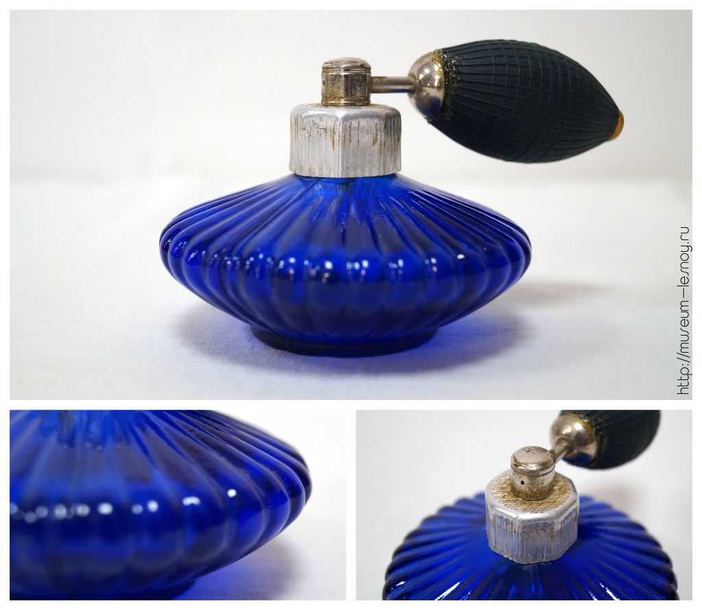 Флакон парфюмерный с пульверизатором-помпой («грушей»). Синее стекло. Производство СССР, 1970-е годы.