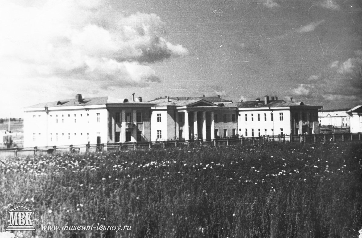 городская больница и поле на месте будущей школы 71, 1952 год, фото из архива музея
