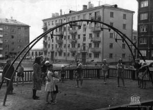 Детская игровая площадка во дворе Ленина 1, август 1965 год