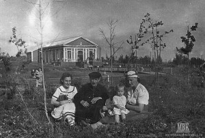 У летнего кинотеатра, 1956, фото из архива семьи Половниковых