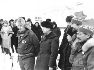 Встреча участников Уральской экспедиции газеты «Советская Россия» с жителями одного из посёлков, 1986 год, фото из фондов музея.