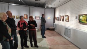 В музее Лесного открылась выставка самодеятельных художников объединения «Палитра»